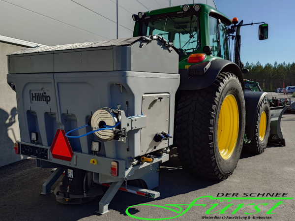 HILLTIP IceStriker 1150TR in Grau an einem John Deere 6430 Traktor